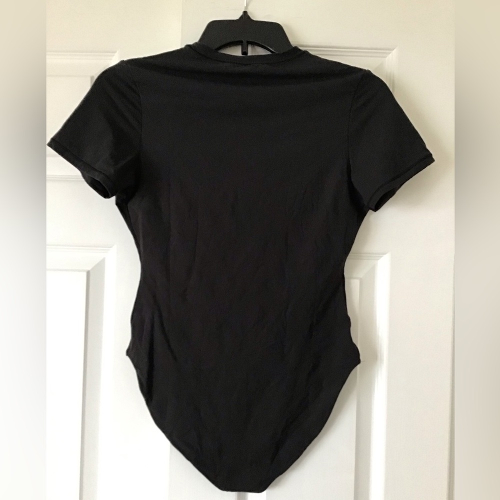 SKIMS Fits Everybody T-Shirt Bodysuit | Onyx - Picture 15 of 16